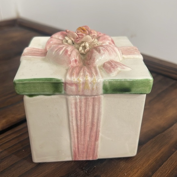 Vintage Ceramic Gift Box Trinket Box with Pink and Green Ribbon - Picture 3 of 5